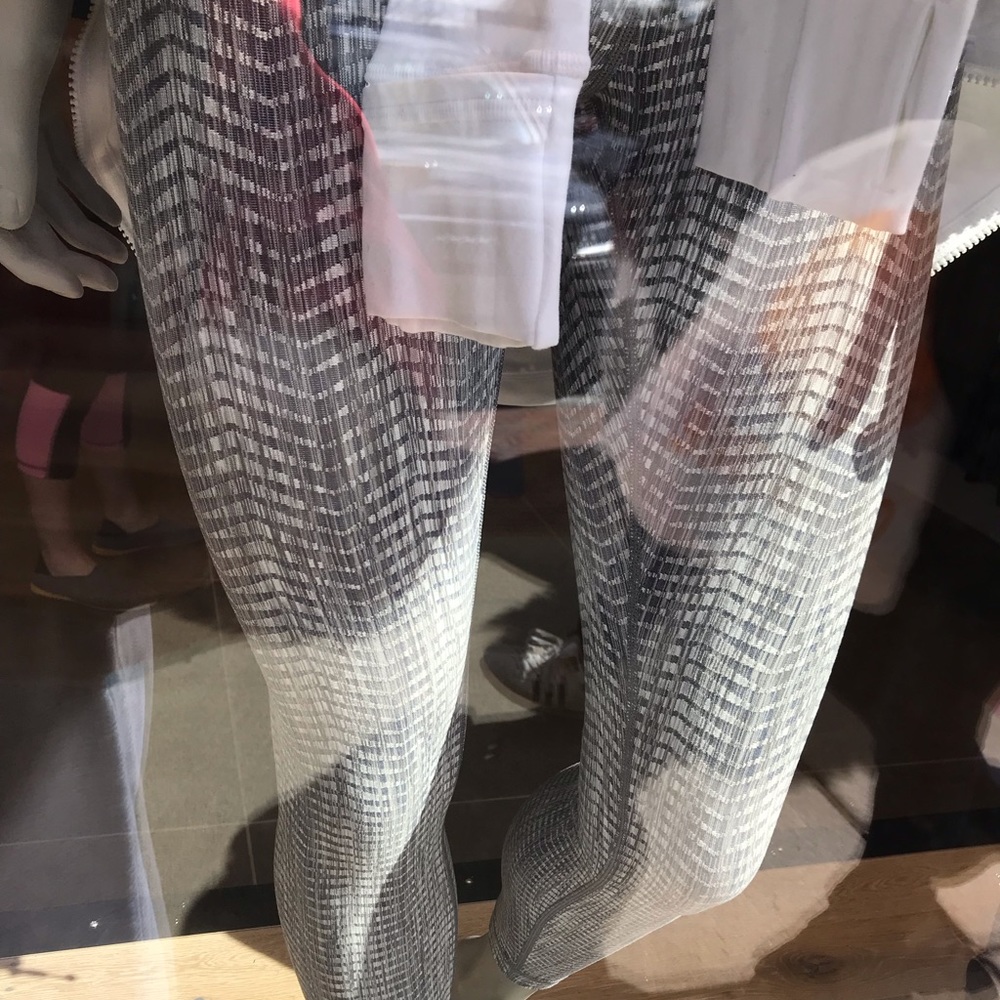 White/ Grey LULULEMON ATHLETICA PATTERN LEGGINGS